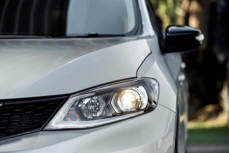 Детали экстерьера Nissan Pulsar Black Edition (NB17) 2017 года  (фото 12 из 13)